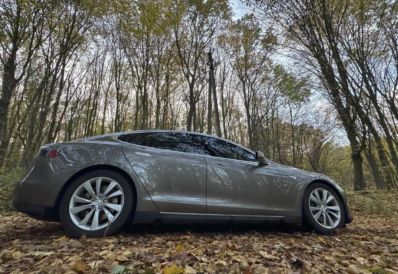 Tesla Model S  85 kWh 2015201