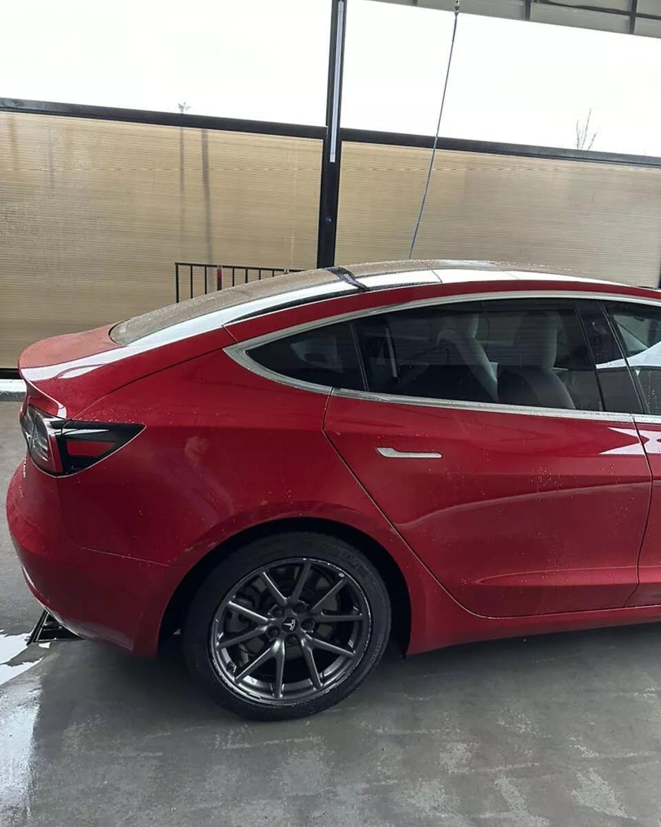 Tesla Model 3  2018121