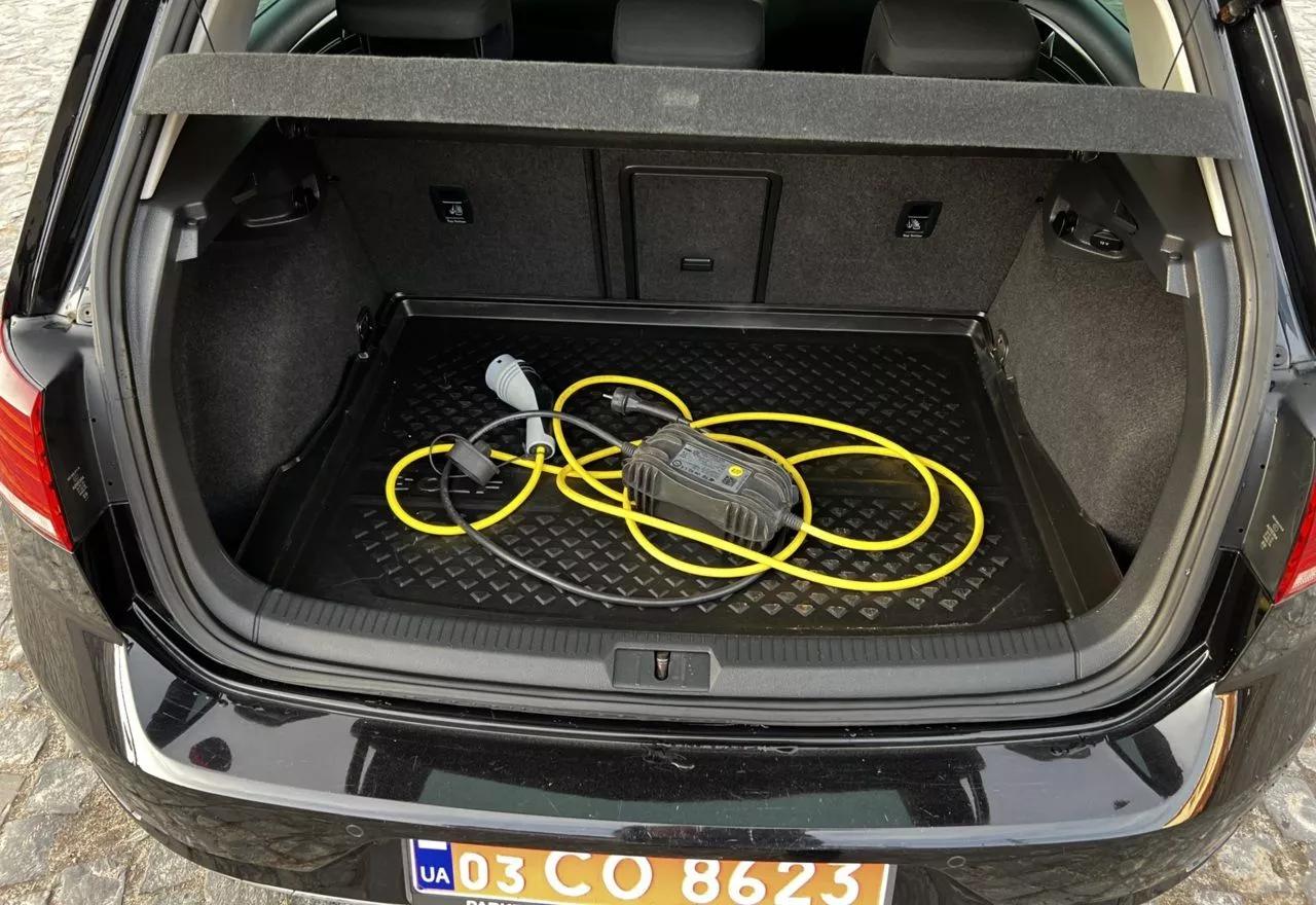 Volkswagen e-Golf  36 kWh 2018thumbnail251