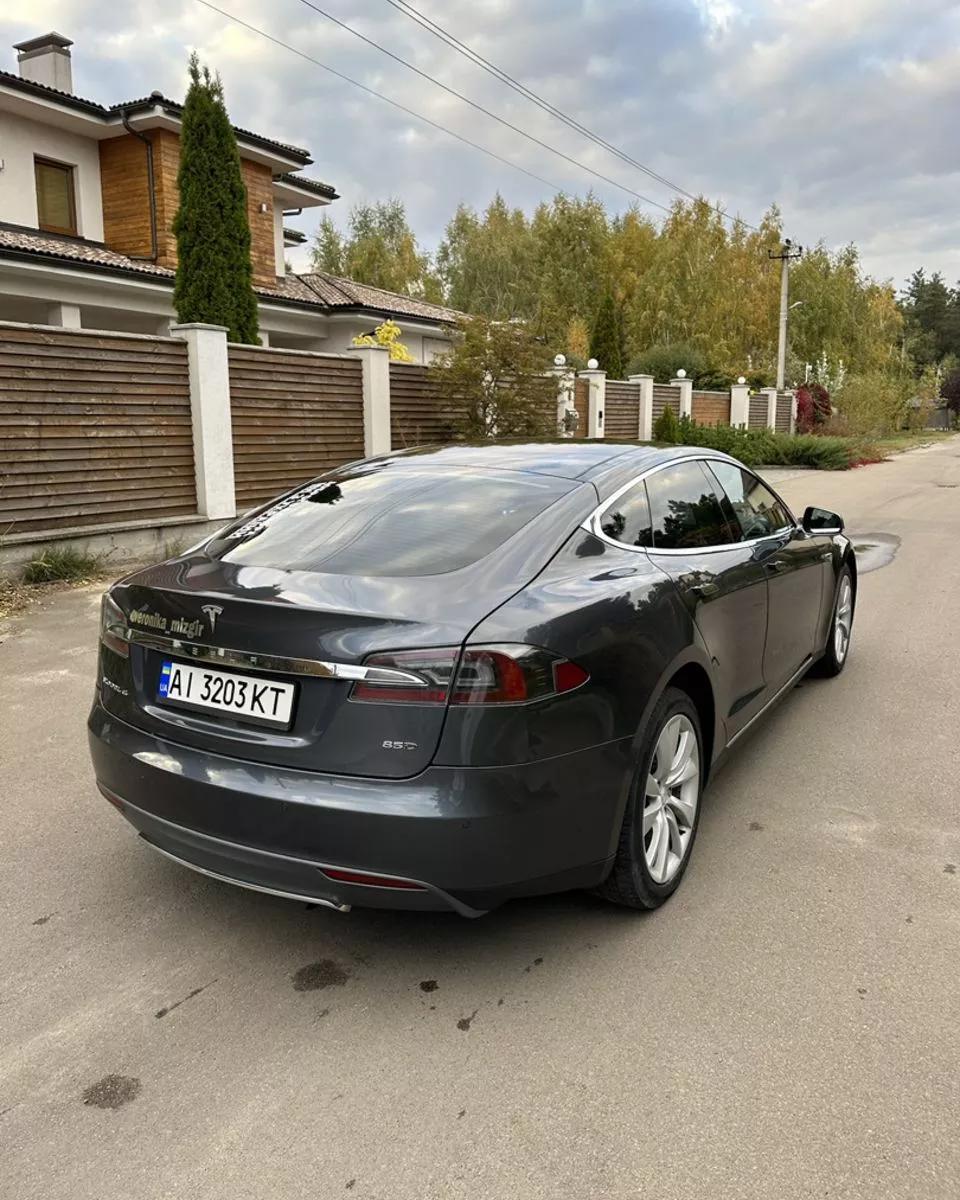 Tesla Model S  2015101