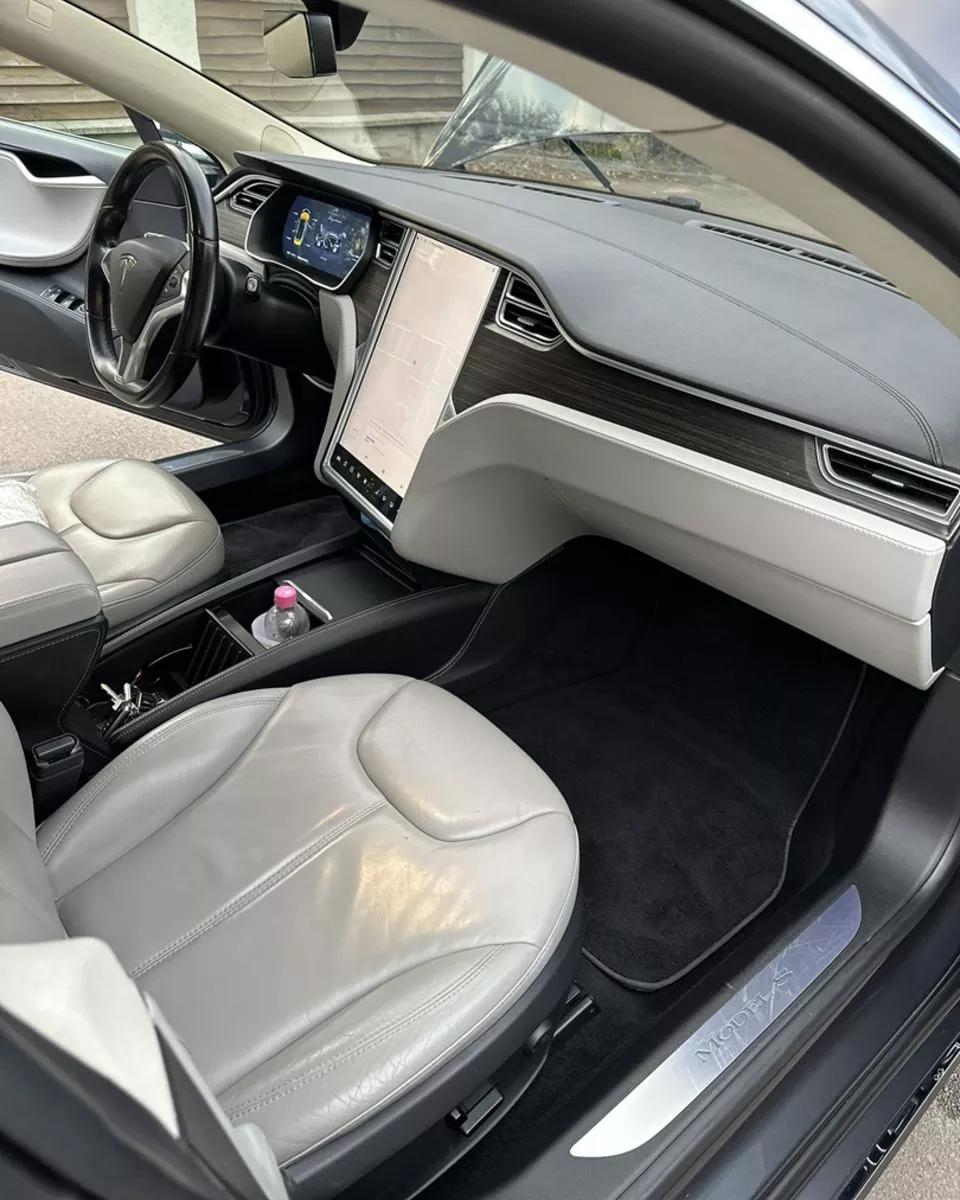 Tesla Model S  2015211