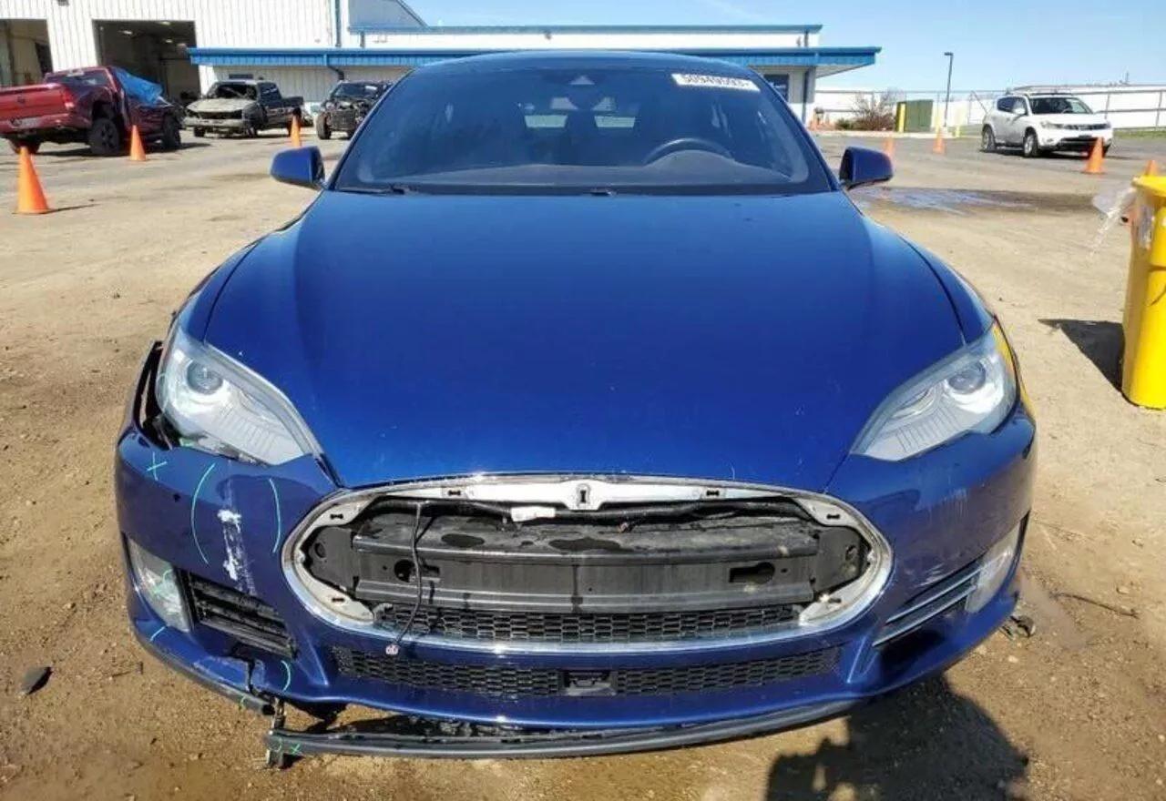Tesla Model S  85 kWh 2015251