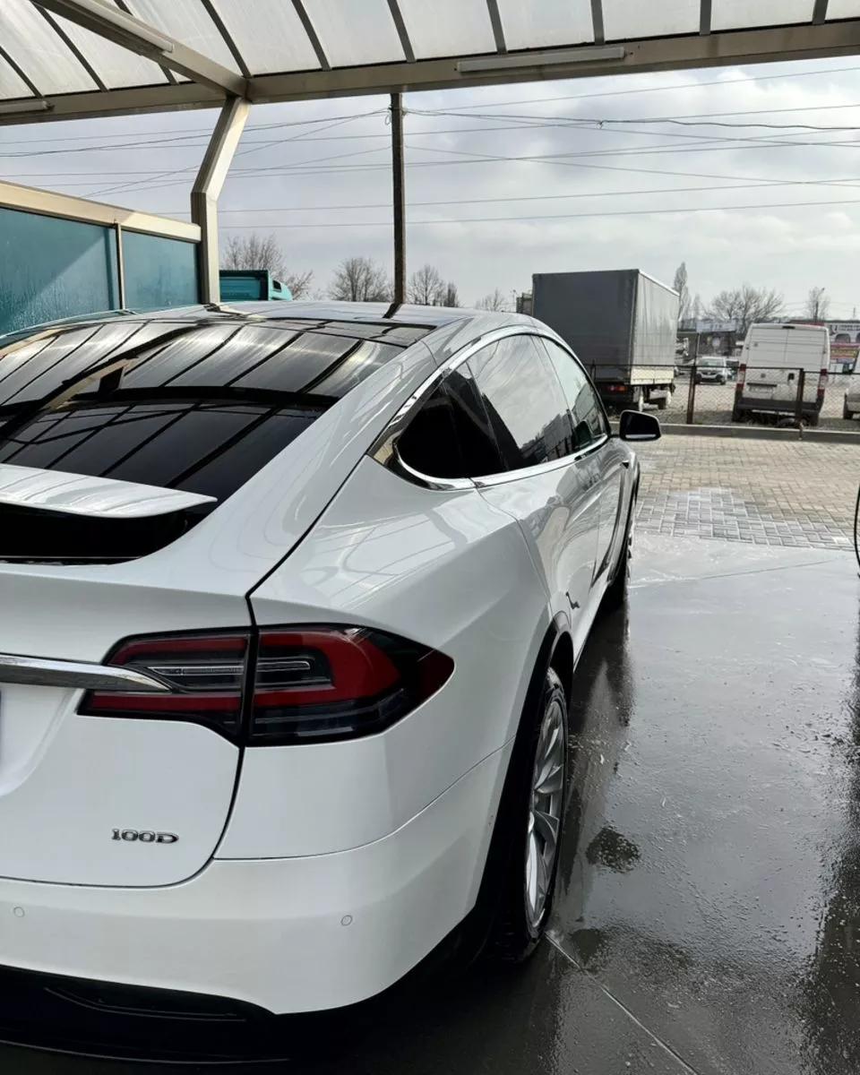 Tesla Model X  2018271