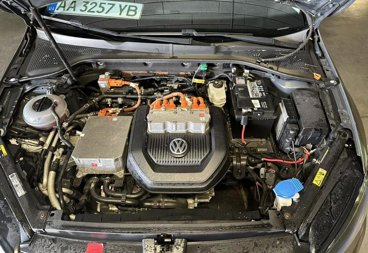 Volkswagen e-Golf  24 kWh 2015thumbnail171