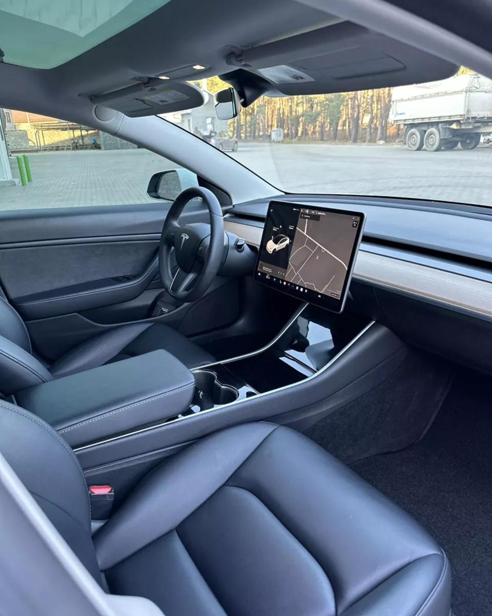 Tesla Model 3  2020271
