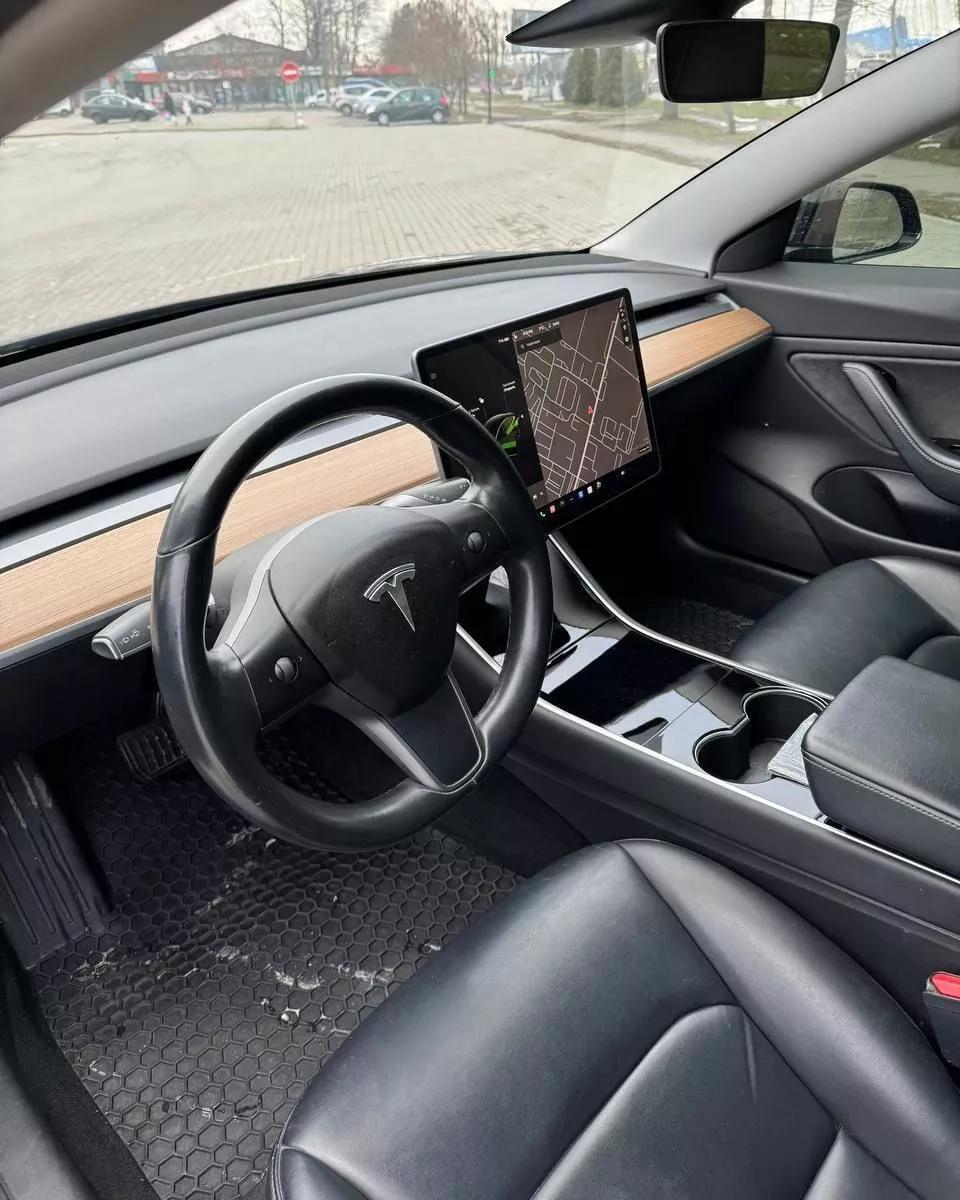 Tesla Model 3  2019241