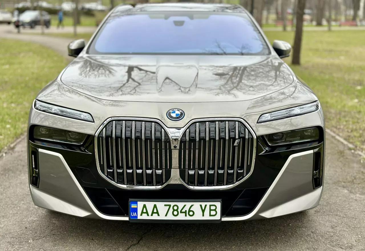 BMW i7  101.7 kWh 202211