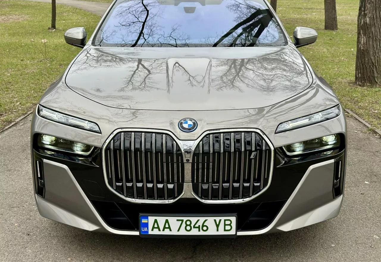 BMW i7  101.7 kWh 202221
