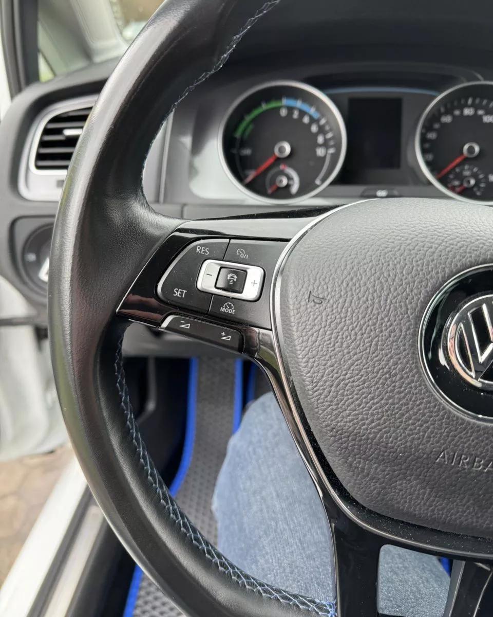 Volkswagen e-Golf  24 kWh 2014211