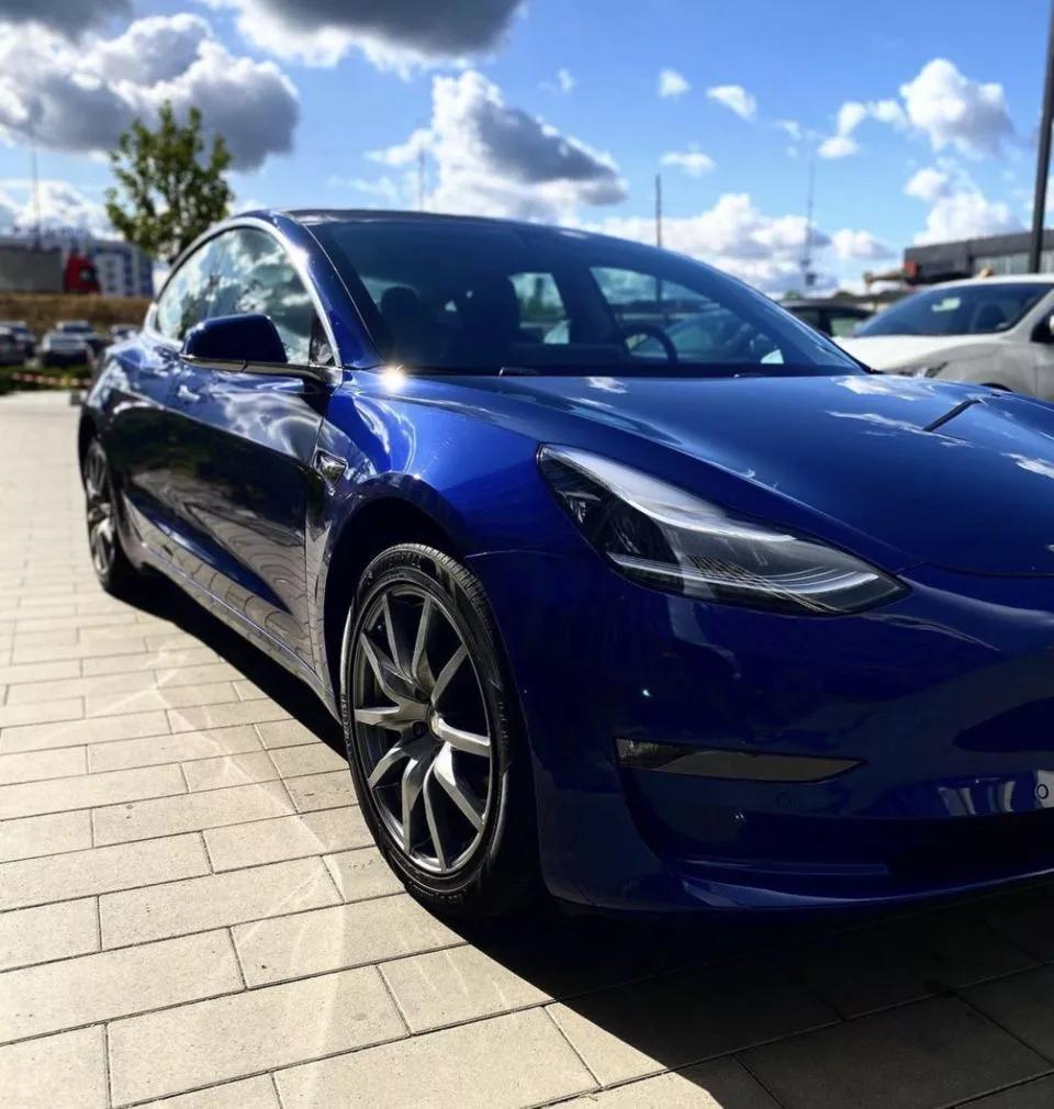 Tesla Model 3  2019101