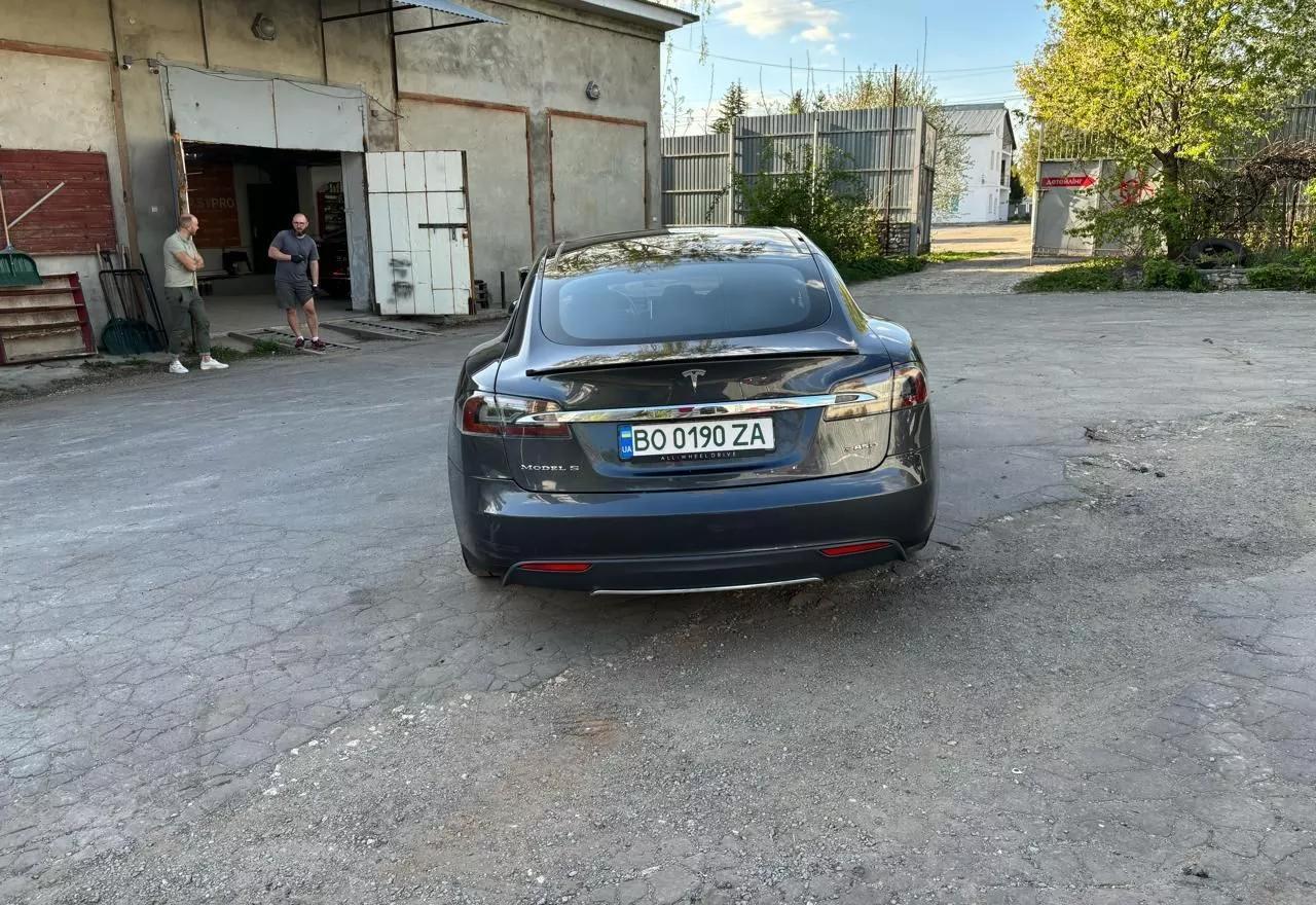 Tesla Model S  85 kWh 2015131