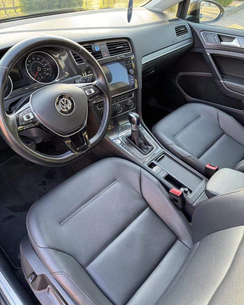 Volkswagen e-Golf  2017thumbnail131