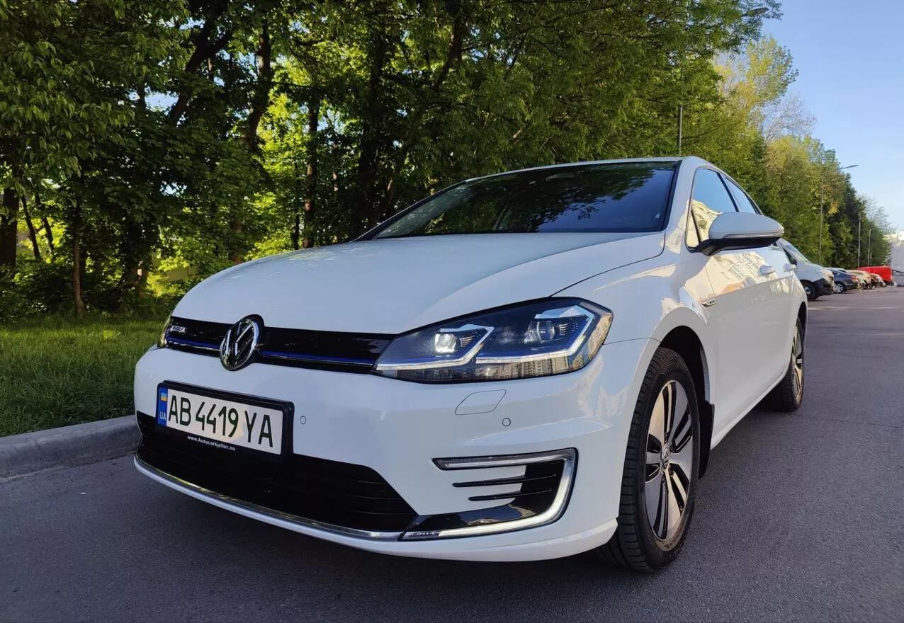 Volkswagen e-Golf  2017thumbnail01