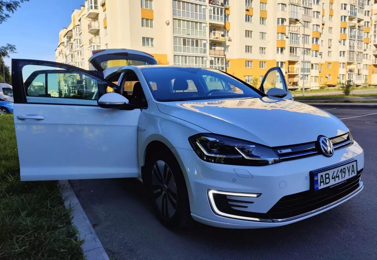 Volkswagen e-Golf  2017thumbnail131