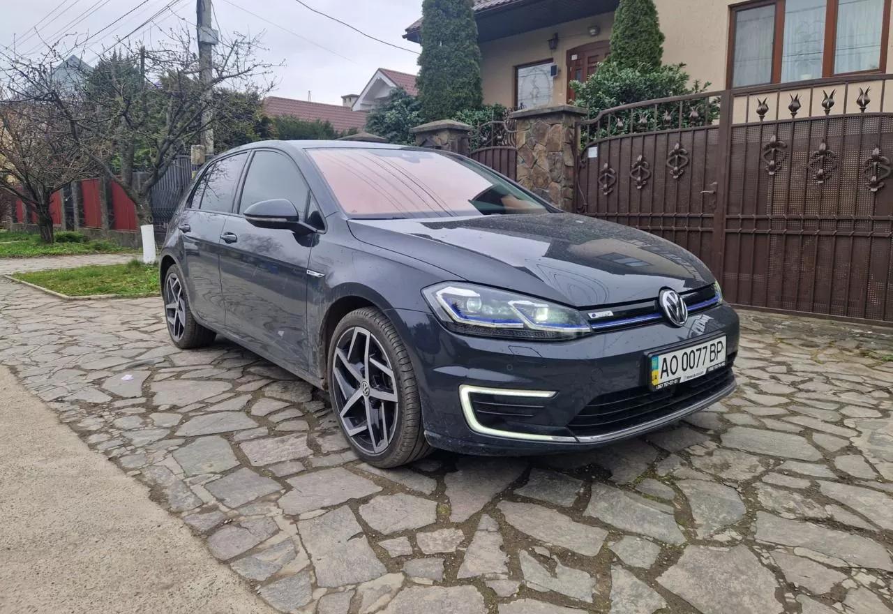 Volkswagen e-Golf  2018thumbnail01