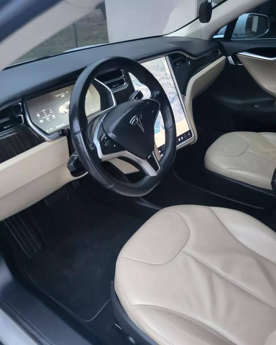 Tesla Model S  85 kWh 201381