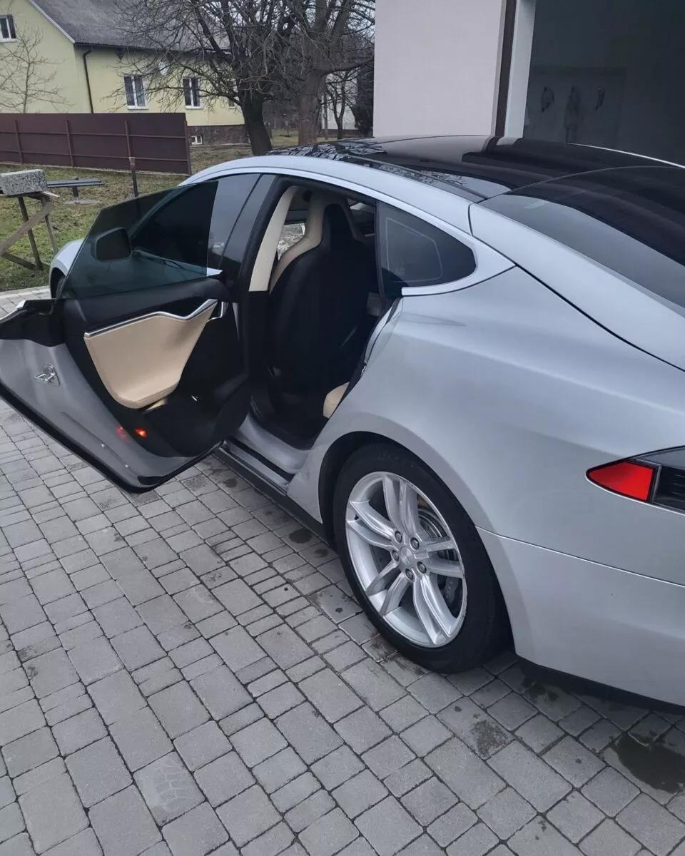 Tesla Model S  85 kWh 201391