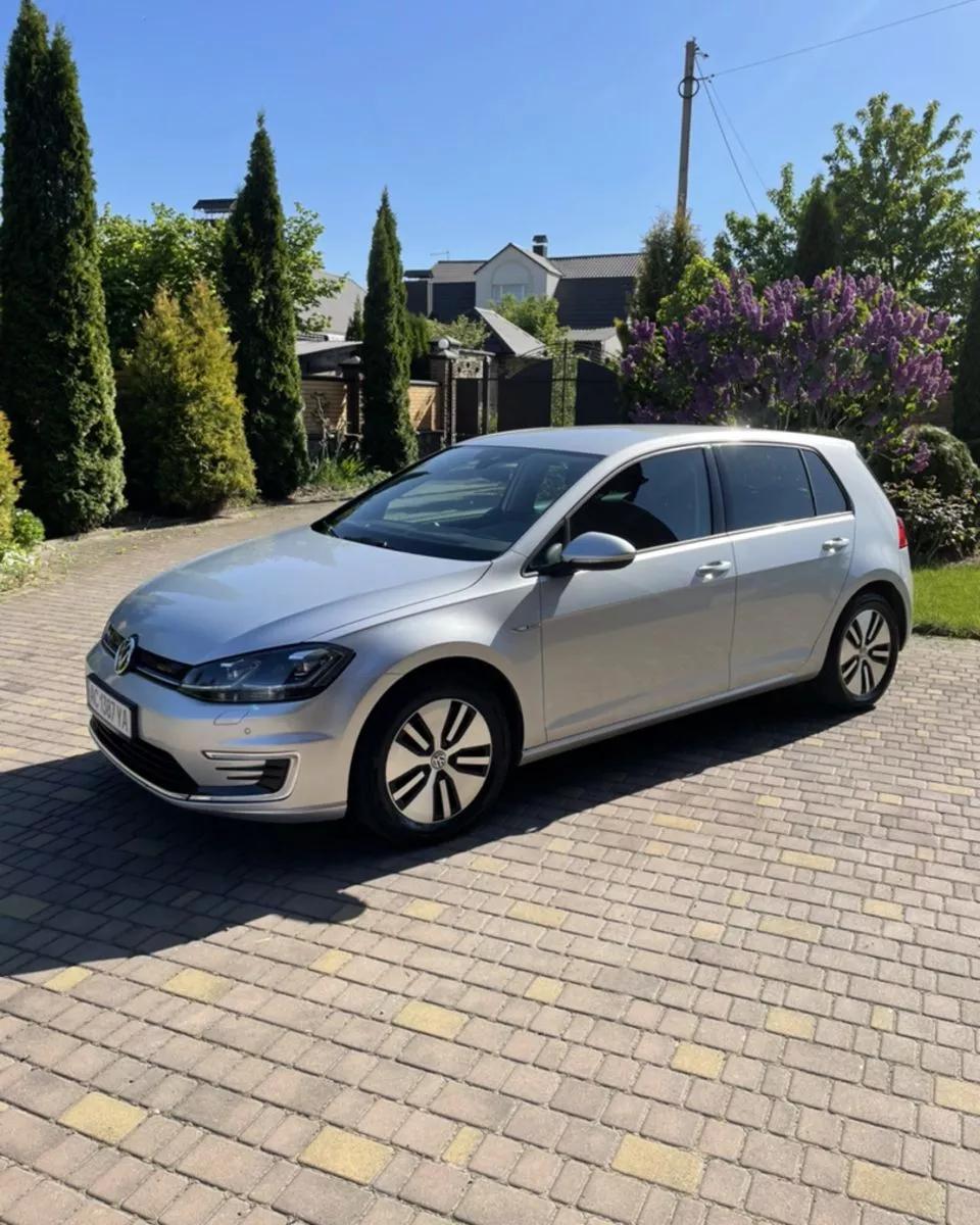 Volkswagen e-Golf  2019thumbnail01