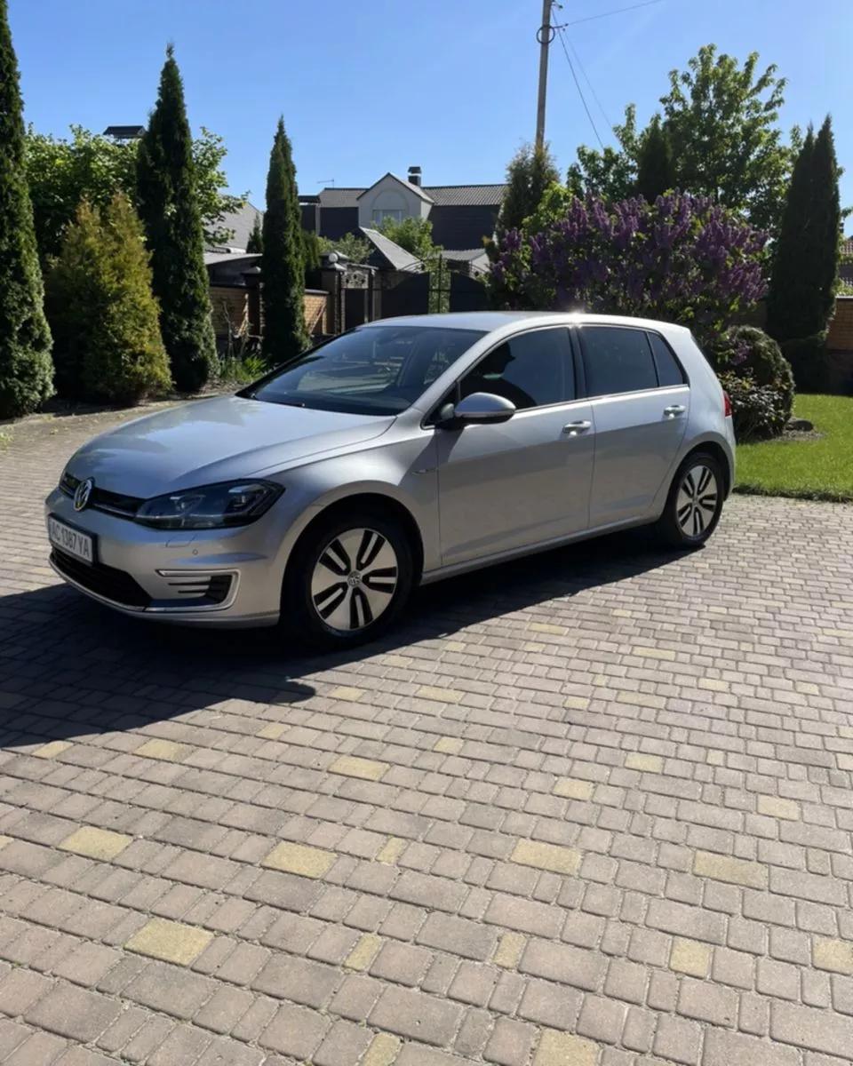 Volkswagen e-Golf  2019thumbnail11