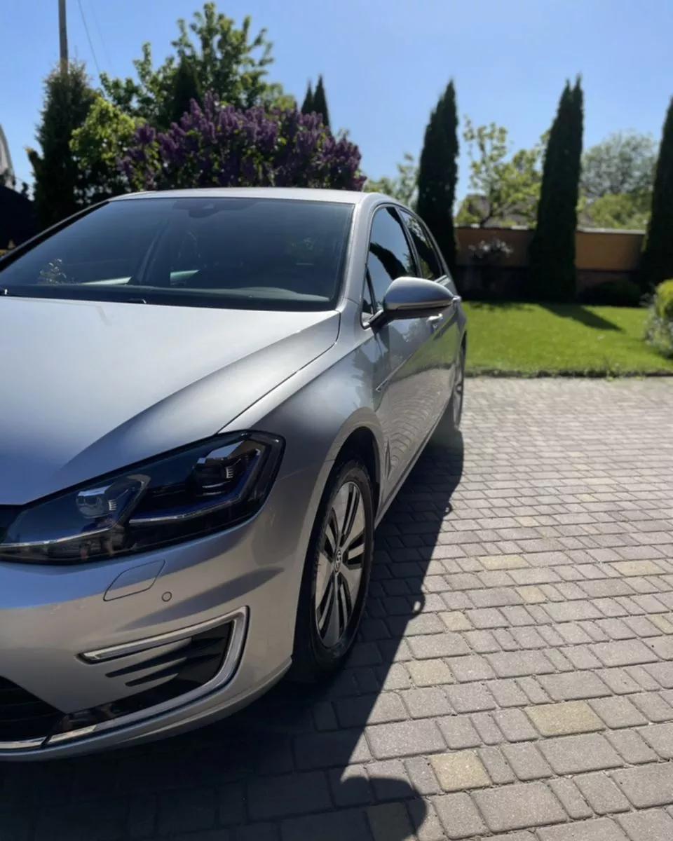 Volkswagen e-Golf  2019thumbnail41