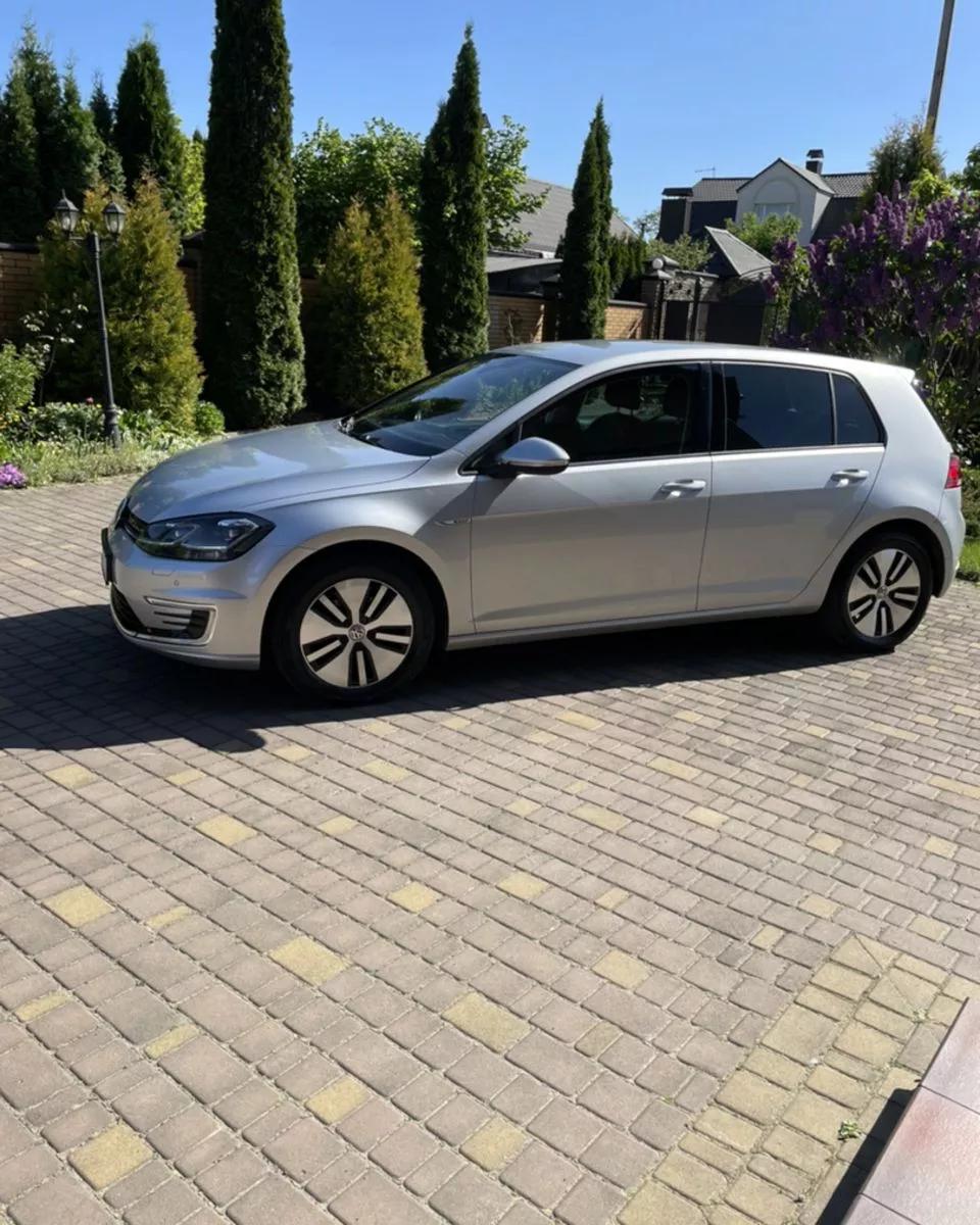 Volkswagen e-Golf  2019thumbnail101