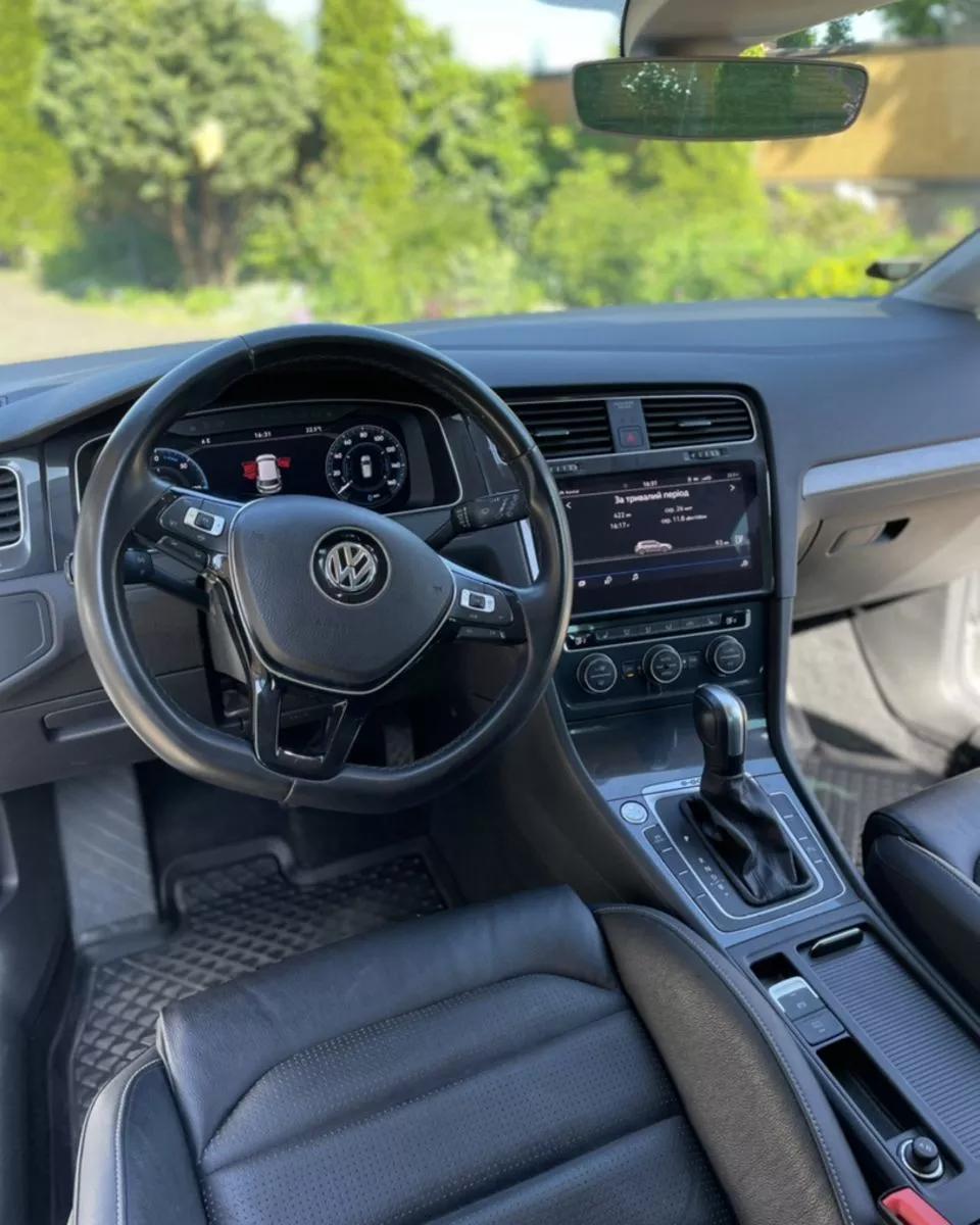 Volkswagen e-Golf  2019thumbnail201
