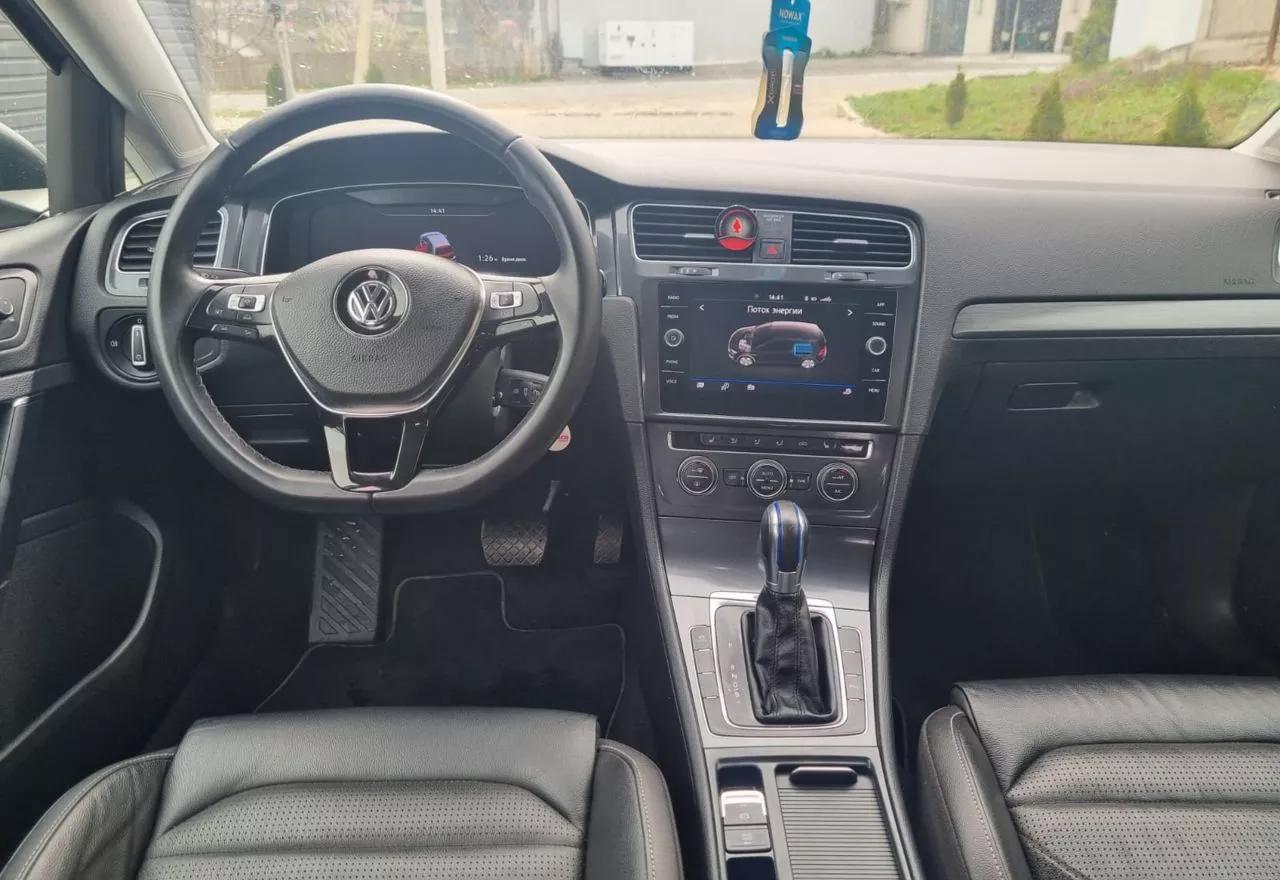 Volkswagen e-Golf  2018thumbnail141