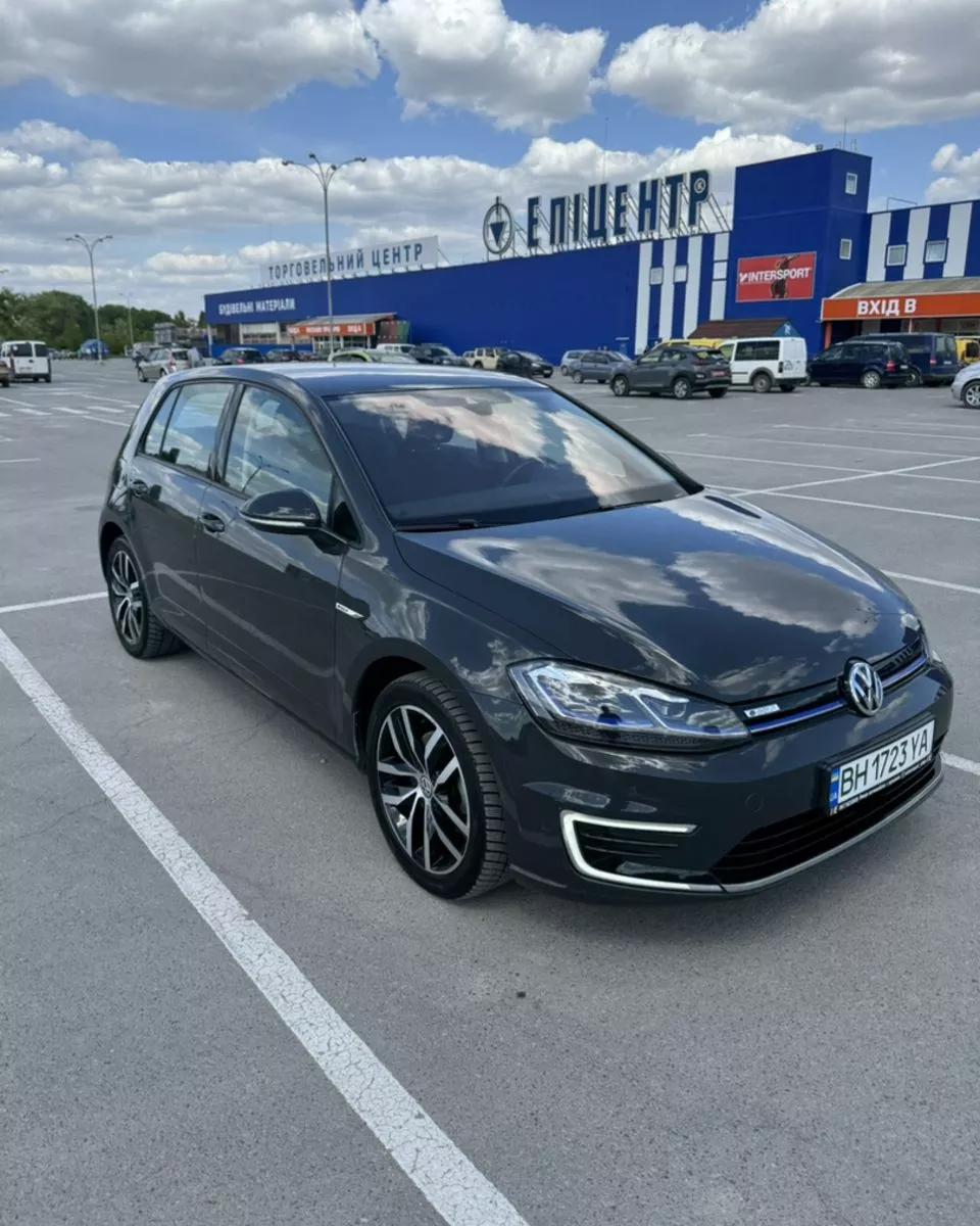 Volkswagen e-Golf  2019thumbnail31