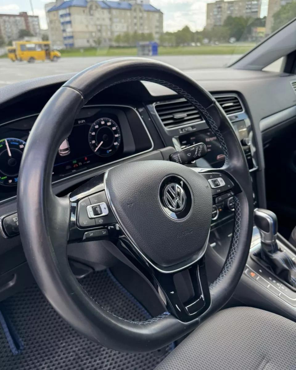 Volkswagen e-Golf  2019thumbnail131