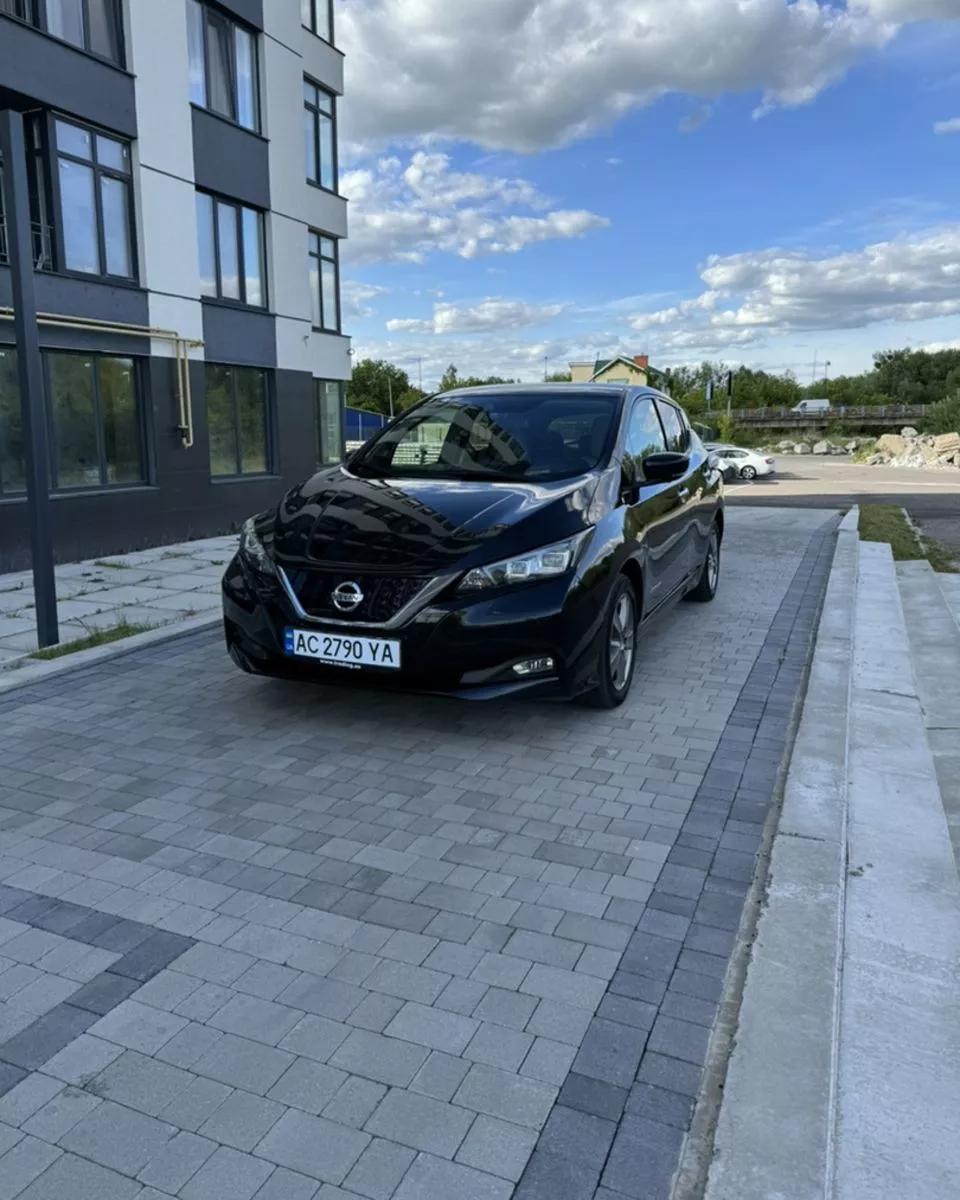 Nissan Leaf  2019thumbnail01