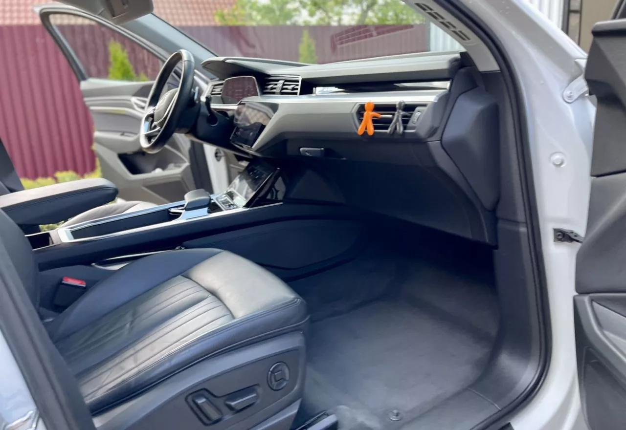 Audi E-tron  2020171