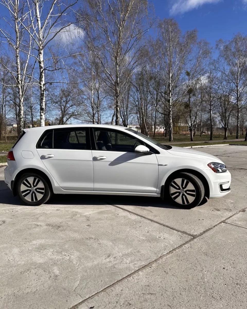 Volkswagen e-Golf  2016101