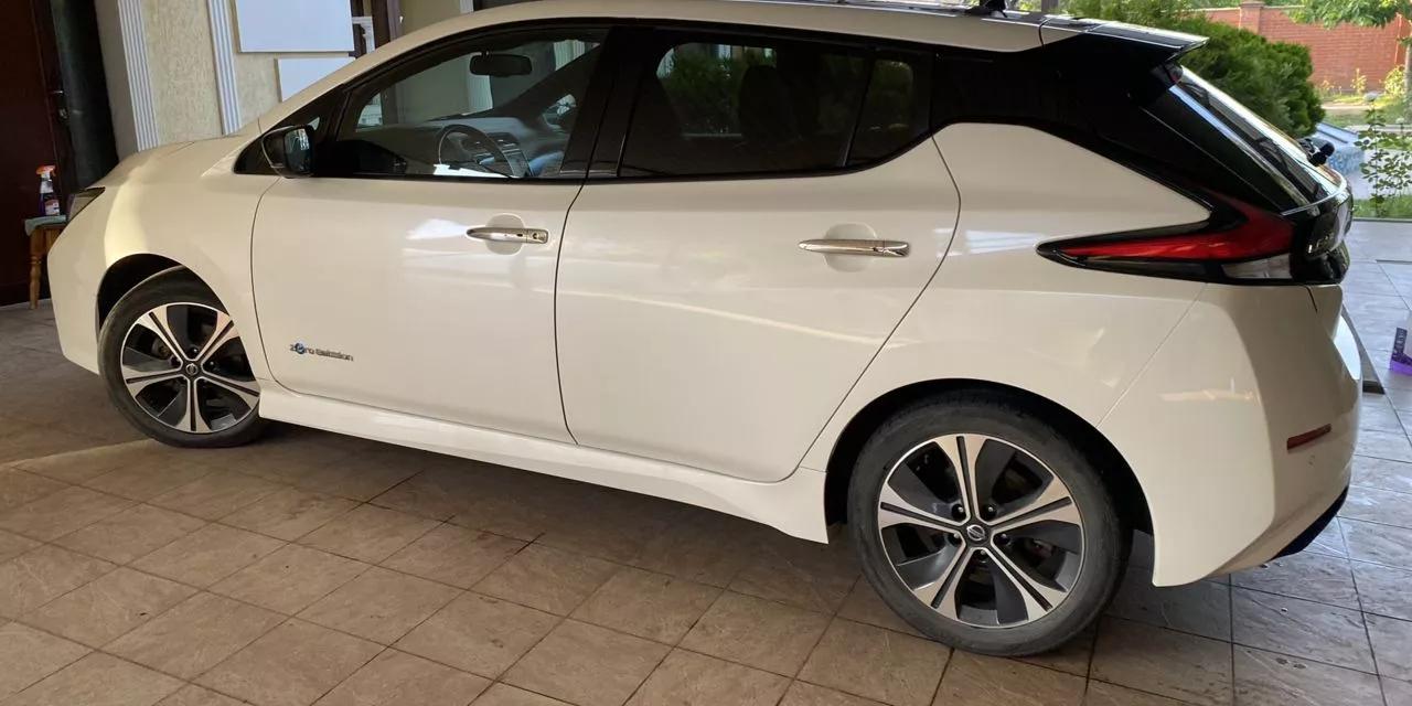 Nissan Leaf  2018thumbnail01
