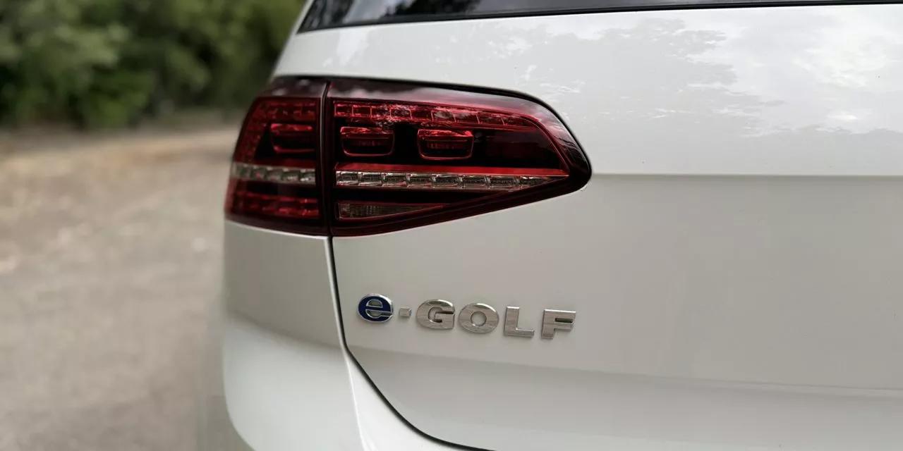 Volkswagen e-Golf  2014thumbnail111