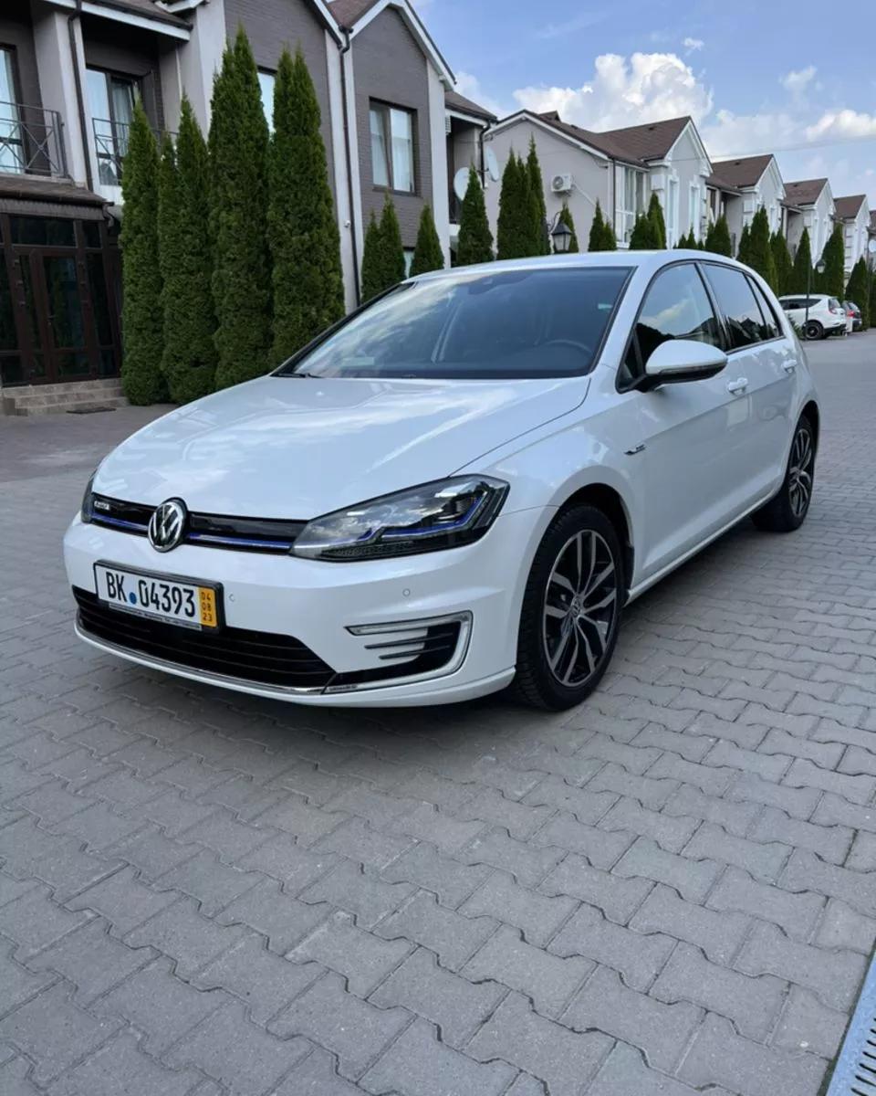 Volkswagen e-Golf  2018thumbnail11