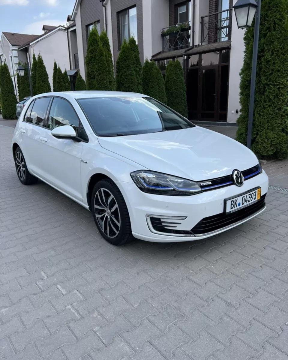 Volkswagen e-Golf  2018thumbnail71