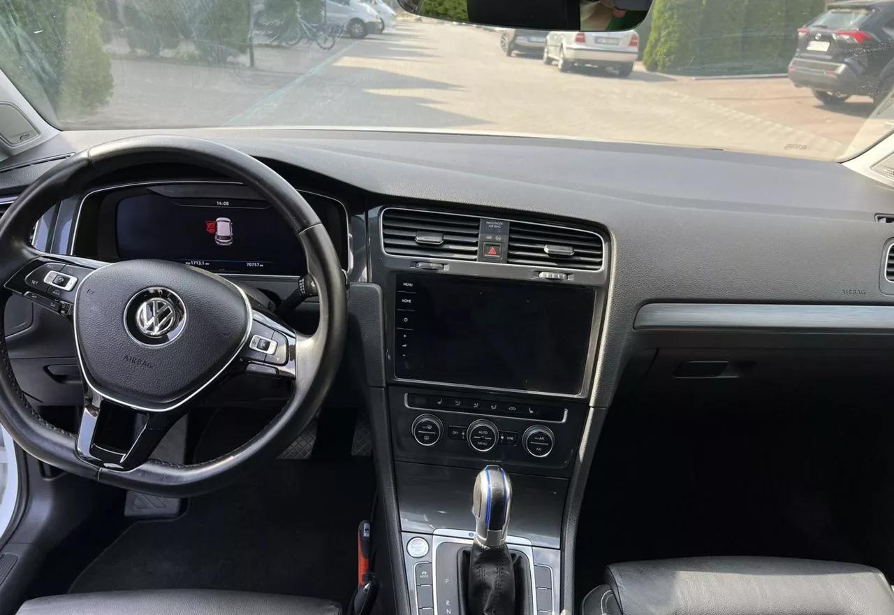 Volkswagen e-Golf  2018thumbnail171