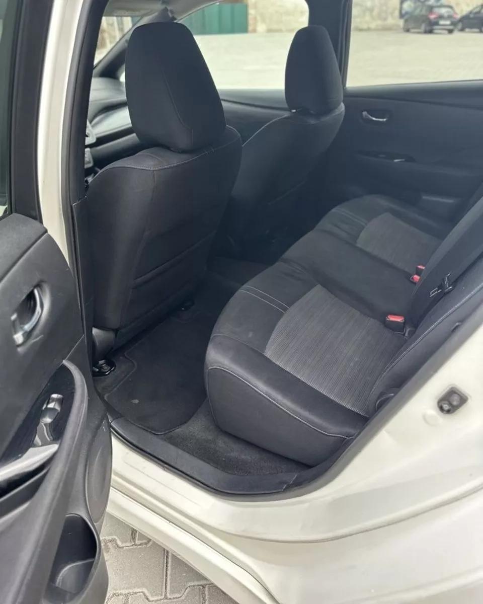 Nissan Leaf  2018thumbnail171