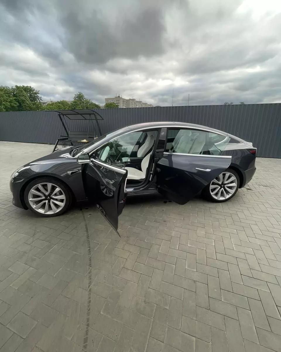 Tesla Model 3  2018141