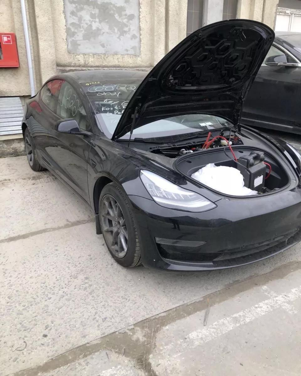 Tesla Model 3  2021381