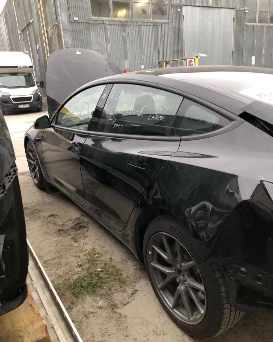 Tesla Model 3  2021391