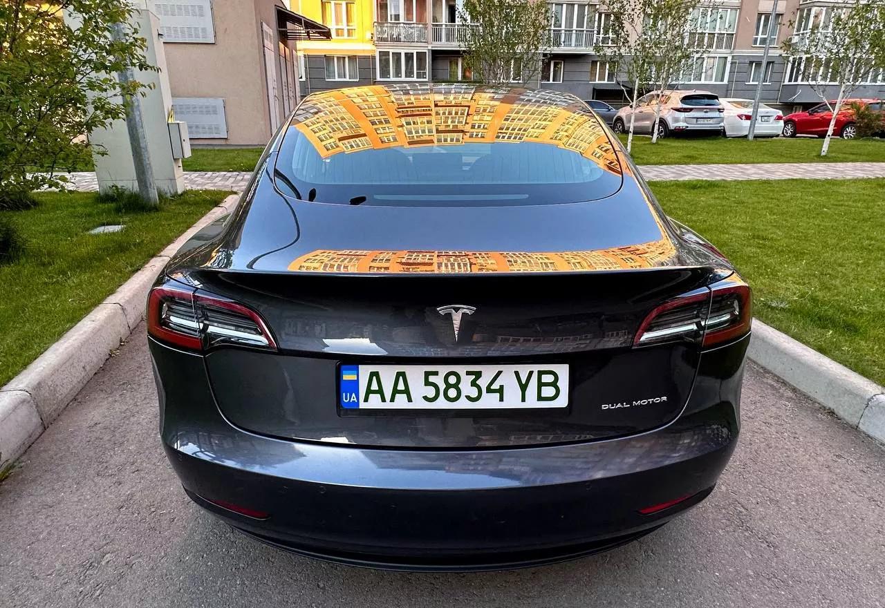 Tesla Model 3  2019431