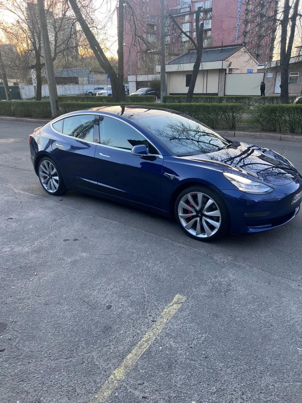 Tesla Model 3 Performance. iosiuk