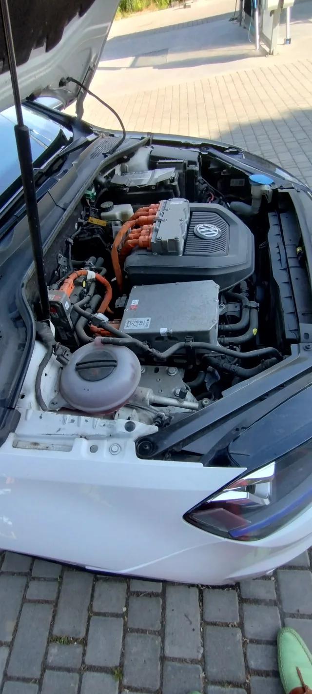 Volkswagen e-Golf 24.2 kWh 2014thumbnail171