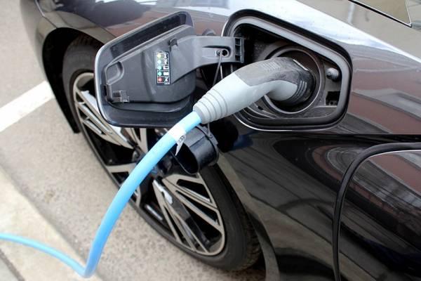 Какая скорость зарядки современных электромобилей, достаточно ли? Скорость зарядки дома и на дорогах