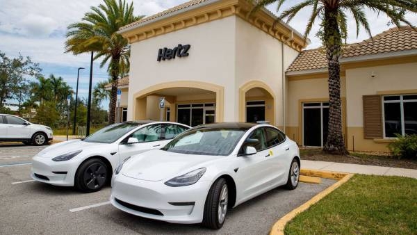 Ринкова капіталізація Tesla перевищила 1 трильйон доларів після замовлення Hertz Model 3