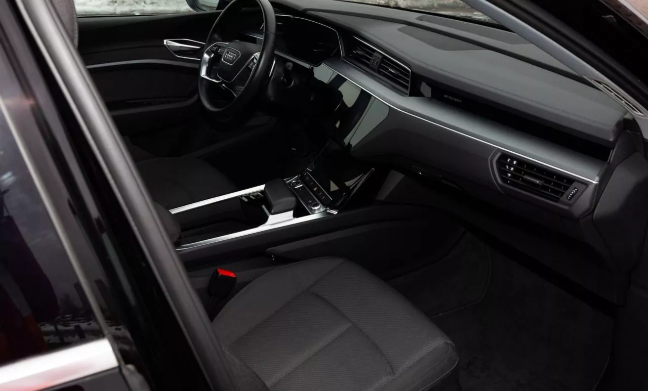 Audi E-tron  71 kWh 2021121