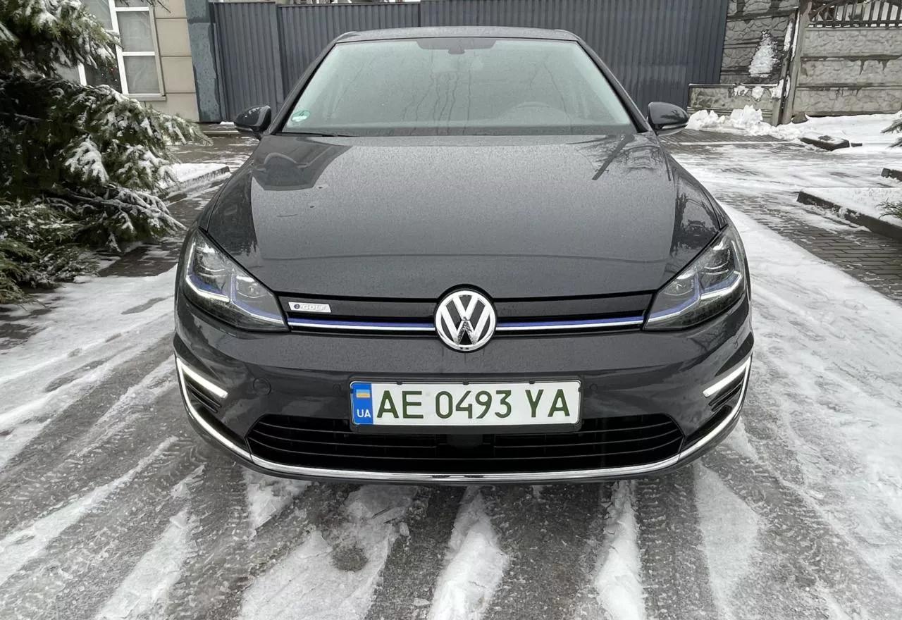 Volkswagen e-Golf  2020thumbnail01