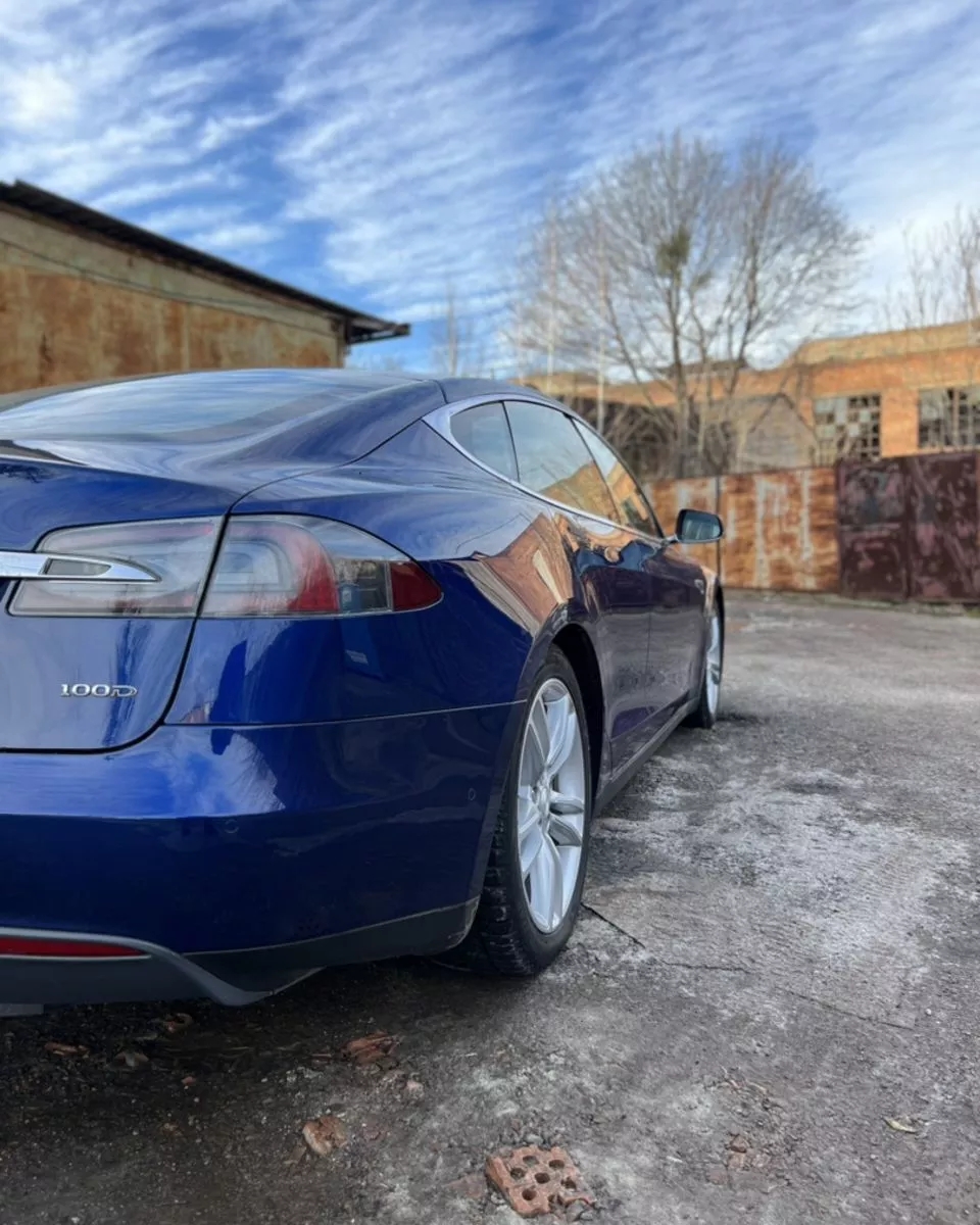Tesla Model S  85 kWh 201571
