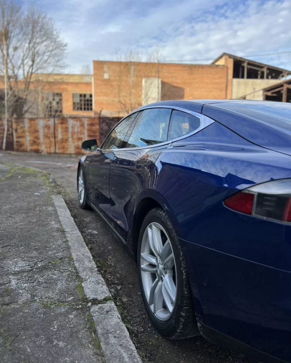 Tesla Model S  85 kWh 201581